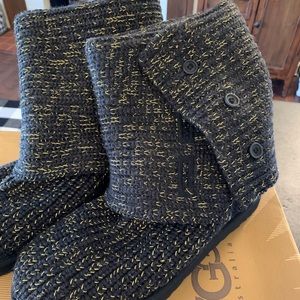 UGG Classic Cardy Knit Boot NIB size 10. Black Fabric with Gold threads